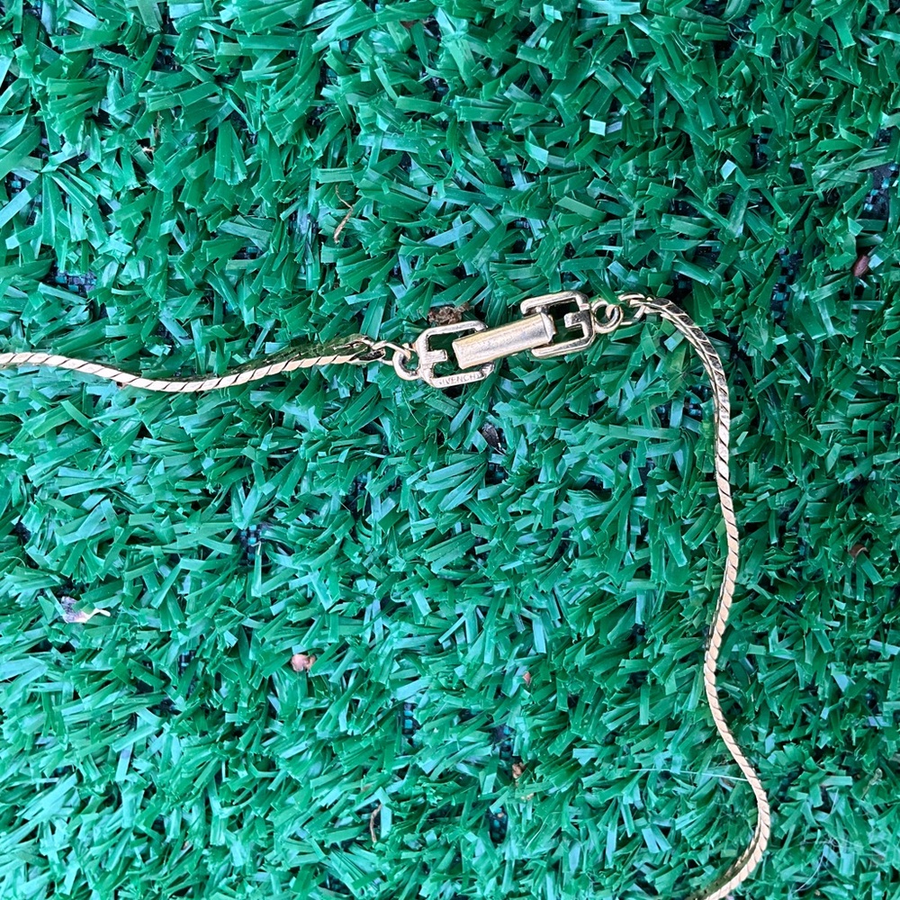 Givenchy gold-toned herringbone chain necklace. - Picture 8 of 10